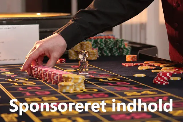 Mand placerer røde chips på et roulettebord