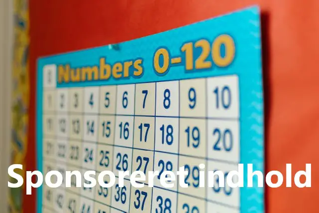 Spillekalender med tallene 0 til 120 ophængt på væg